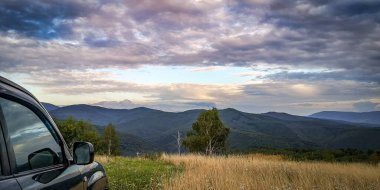 SUV yazın Karpatlar 'da seyahat eder.