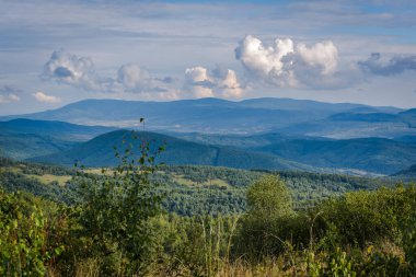 Yazın sonlarında dağlık arazi güneşli olur.