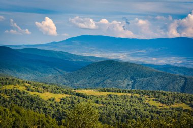 Yazın sonlarında dağlık arazi güneşli olur.