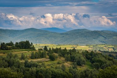 Yazın sonlarında dağlık arazi güneşli olur.