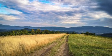 Yazın sonlarında dağlık arazi güneşli olur.