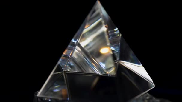 Die Kristallpyramide Dreht Sich Den Lichtstrahlen — Stockvideo