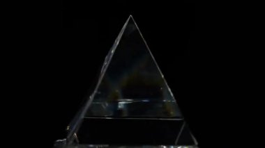 Kristal piramit ışık ışınlarında dönüyor.