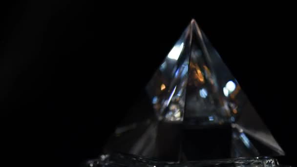 Pyramide Cristalline Tourne Dans Les Rayons Lumière — Video