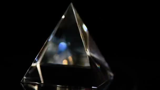 Die Kristallpyramide Dreht Sich Den Lichtstrahlen — Stockvideo