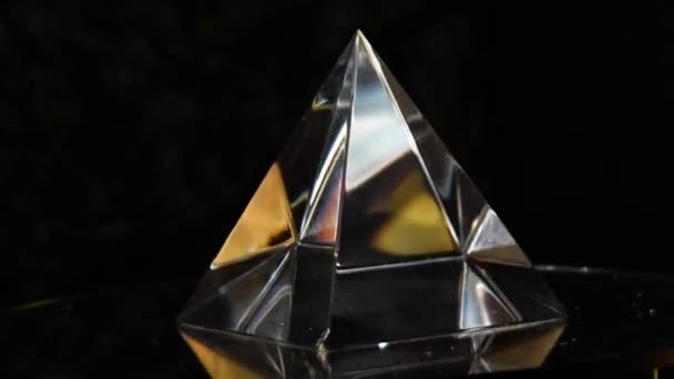 Die Kristallpyramide Dreht Sich Den Lichtstrahlen — Stockvideo