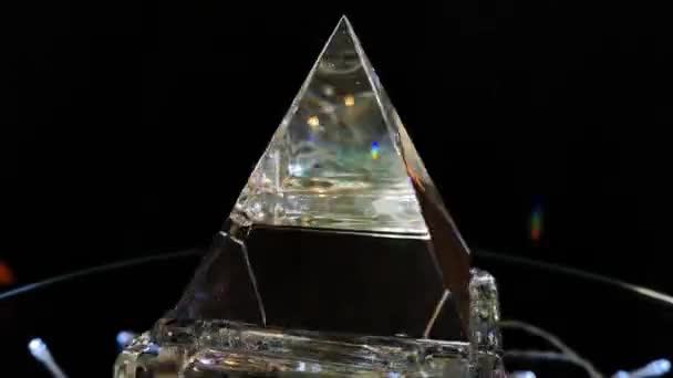 Piramide Cristallo Sta Girando Nei Raggi Luce — Video Stock