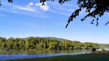 Bir sonbahar akşamı gün batımında bir dağ nehri manzarasının zaman aşımı