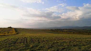 Günbatımında kırsal dağlık arazinin sonbahar manzarasının zaman aşımı