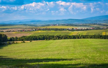 Günbatımında kırsal dağlık arazinin sonbahar manzarası
