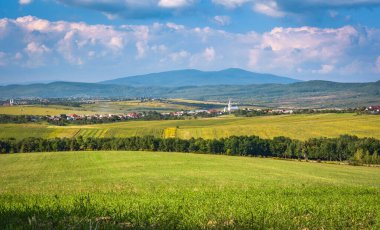 Günbatımında kırsal dağlık arazinin sonbahar manzarası