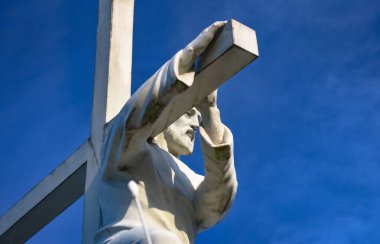 Taşrada İsa ile İbadet Haçı 'nın manzarası