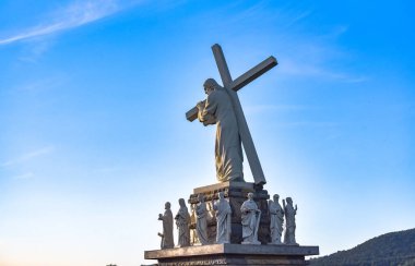 Taşrada İsa ile İbadet Haçı 'nın manzarası