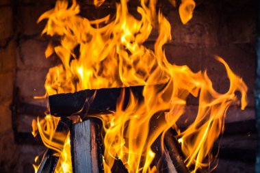 Ocakta güzel bir ateş yanıyor.