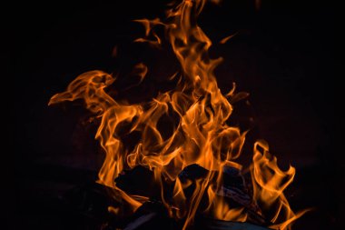 Ocakta güzel bir ateş yanıyor.