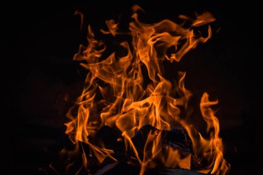 Ocakta güzel bir ateş yanıyor.