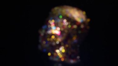 Koyu arkaplanda neşeli, bulanık desenli baş çizgisi