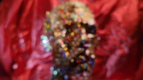 Festive Blurred Textured Head Outline Red Background — Stock Video