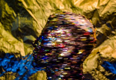 Altın arka planda şenlikli bulanık desenli baş ana hatları