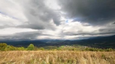 Karpat Dağları vadisinde zaman aşımına uğramış sonbahar manzarası