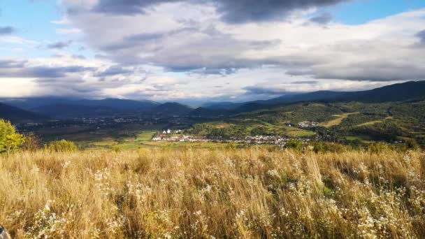 Karpat Dağları Vadisinde Sonbahar Günbatımı Manzarası — Stok video