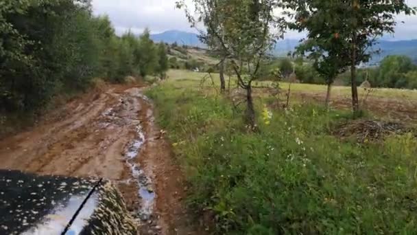 Der Geländewagen Fährt Den Herbstkarpaten — Stockvideo