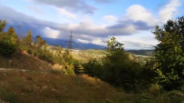 Der Geländewagen Fährt Den Herbstkarpaten — Stockvideo