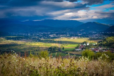 Karpat Dağları vadisinde sonbahar günbatımı manzarası