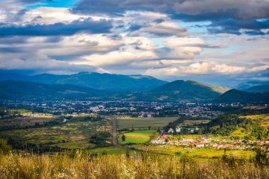 Karpat Dağları vadisinde sonbahar günbatımı manzarası