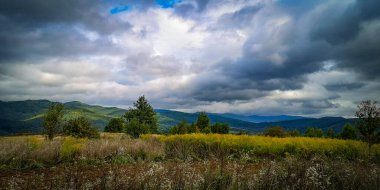 Karpat Dağları vadisinde sonbahar günbatımı manzarası