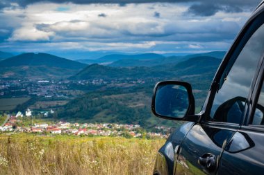 SUV sonbaharda Karpatlar 'da seyahat eder.