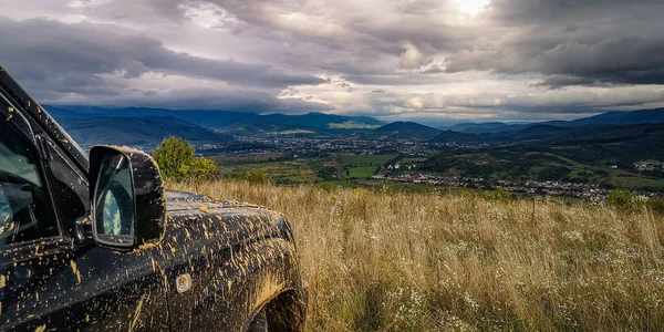 Suv Viaja Outono Cárpatos — Fotografia de Stock