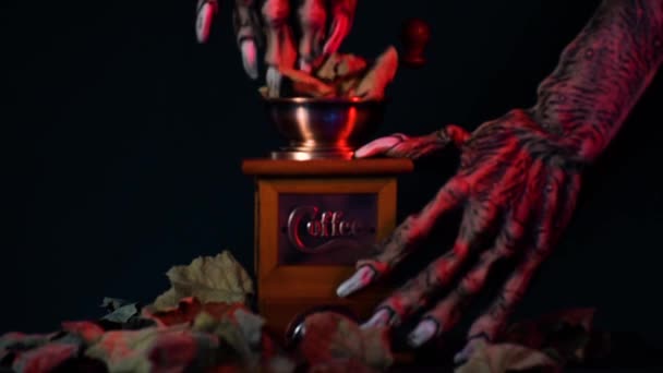 怪物的爪子把落叶压在咖啡机上 — 图库视频影像