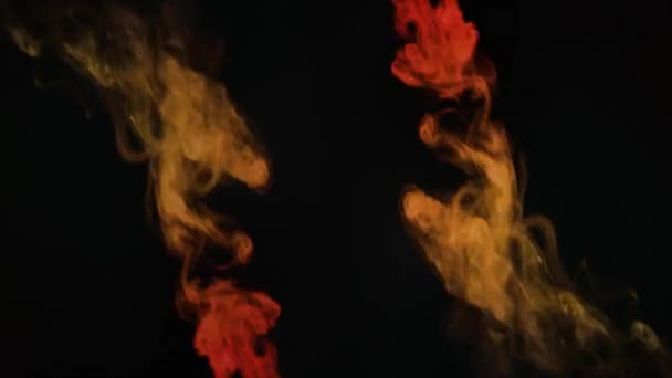 暗い背景に赤のビームで煙の美しい動き — ストック動画