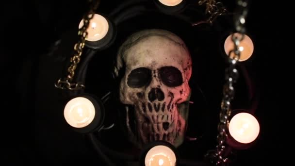 假人的头骨被链条上的蜡烛环绕着 — 图库视频影像