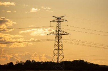 Dağlık bölgede yüksek voltajlı elektrik hatları 