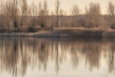 Gün batımında bir kış gölü manzarası