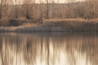 Gün batımında bir kış gölü manzarası