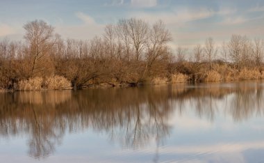 Gün batımında bir kış gölü manzarası