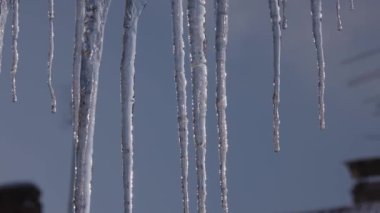 Güneşin ışınlarında eriyen buz sarkıtları