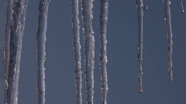 Güneşin ışınlarında eriyen buz sarkıtları