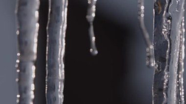 Güneşin ışınlarında eriyen buz sarkıtları