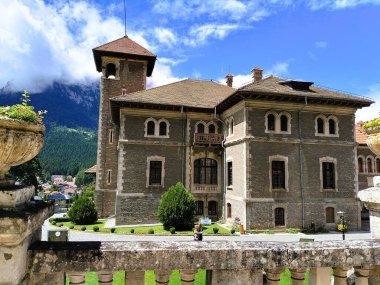 Dağlarda eski bir ortaçağ kalesi.