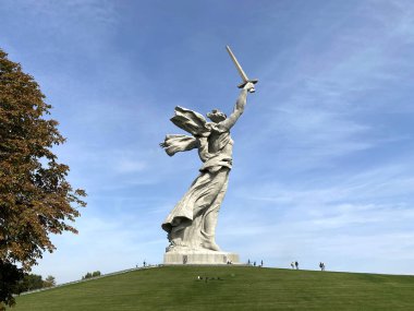 Volgograd, Rusya, 04.10.2020 Dünyanın en büyük heykeli Volgograd Rusya 'daki Mamayev Kurgan' da.