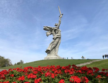 Volgograd, Rusya, 04.10.2020 Dünyanın en büyük heykeli Volgograd Rusya 'daki Mamayev Kurgan' da.