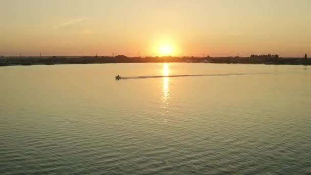 Een man rijdt op een waterscooter. Rust uit op het meer. Schieten van een drone. 4K — Stockvideo