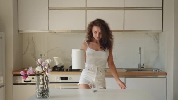 The woman is taking a kettle of hot water and pouring tea. 4K — Vídeo de stock