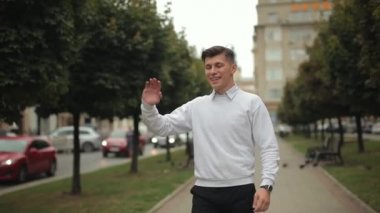 Bir adam genç bir kadınla buluşuyor. Sarılıyorlar ve gülümsüyorlar. 4K