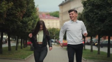 Bir adam ve bir kadın şehirde dolaşıyorlar. Gülümsüyorlar ve dans ediyorlar. 4K