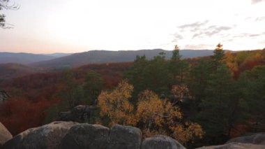 Güzel dağ manzarası. Sonbahar ormanı. Yüksek bir uçurumdan bak. 4k